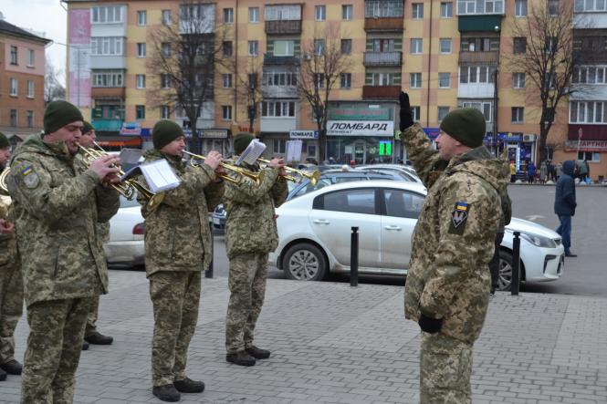 Новини Хмельницького - фото з Хмельницькі військові влаштували музичний флешмоб біля залізничного вокзалу Хмельницькі військові влаштували музичний флешмоб біля залізничного вокзалу, фото №11 на сайті vsim.ua