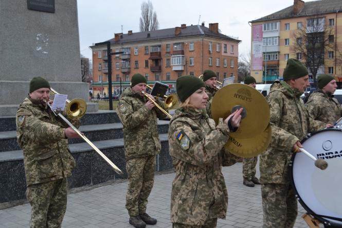 Новини Хмельницького - фото з Хмельницькі військові влаштували музичний флешмоб біля залізничного вокзалу Хмельницькі військові влаштували музичний флешмоб біля залізничного вокзалу, фото №10 на сайті vsim.ua