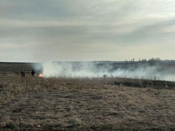 Новини Кам'янця-Подільського - фото з Надзвичайники гасили вогонь  на пагорбі у селі Кам'янка Надзвичайники гасили вогонь  на пагорбі у селі Кам'янка, фото №1 на сайті 20minut.ua