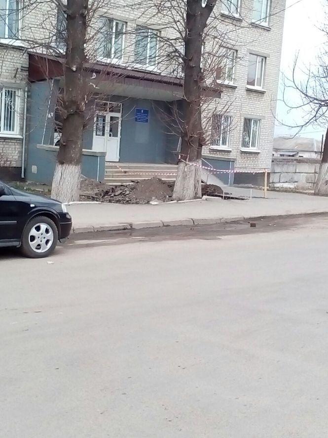 Новини Козятина - фото з Фото дня: "латають" дах центру первинної медичної допомоги Фото дня: "латають" дах центру первинної медичної допомоги, фото №3 на сайті 20minut.ua