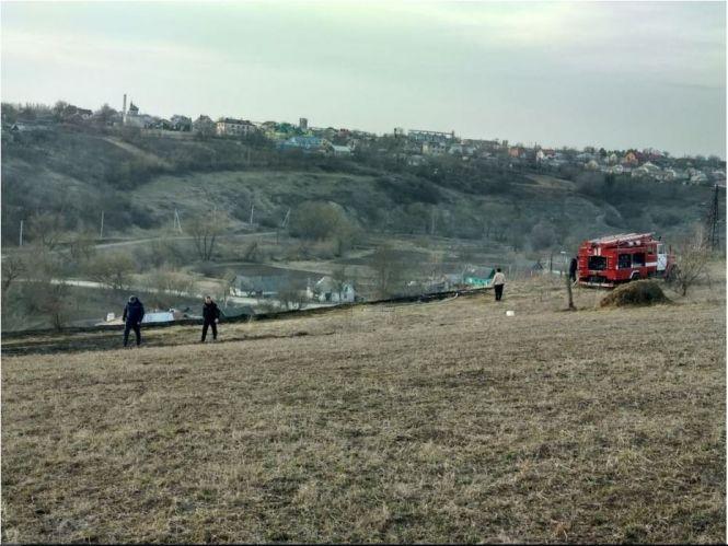 Новини Кам'янця-Подільського - фото з Надзвичайники гасили вогонь  на пагорбі у селі Кам'янка Надзвичайники гасили вогонь  на пагорбі у селі Кам'янка, фото №2 на сайті 20minut.ua