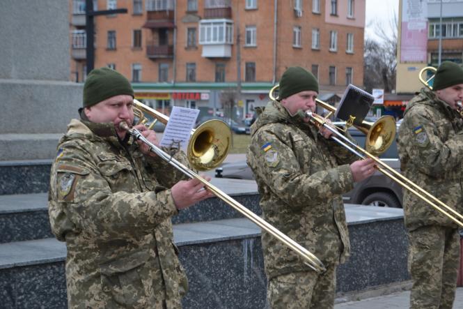 Новини Хмельницького - фото з Хмельницькі військові влаштували музичний флешмоб біля залізничного вокзалу Хмельницькі військові влаштували музичний флешмоб біля залізничного вокзалу, фото №9 на сайті vsim.ua