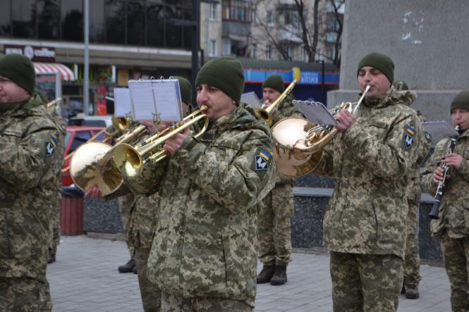 Новини Хмельницького - фото з Хмельницькі військові влаштували музичний флешмоб біля залізничного вокзалу Хмельницькі військові влаштували музичний флешмоб біля залізничного вокзалу, фото №3 на сайті vsim.ua