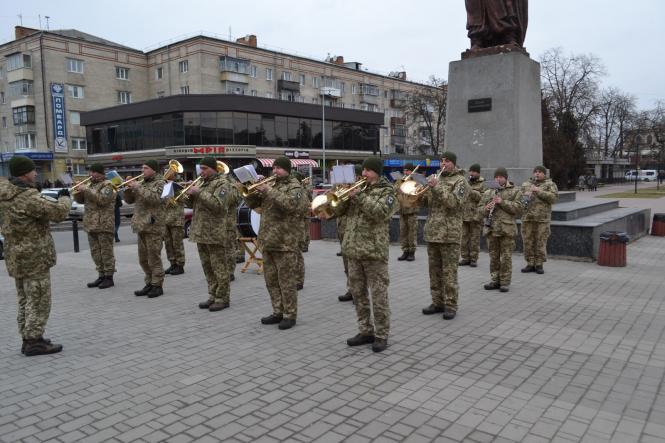 Новини Хмельницького - фото з Хмельницькі військові влаштували музичний флешмоб біля залізничного вокзалу Хмельницькі військові влаштували музичний флешмоб біля залізничного вокзалу, фото №1 на сайті vsim.ua