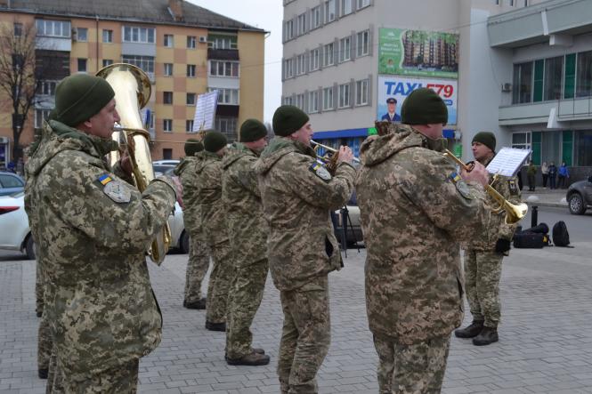 Новини Хмельницького - фото з Хмельницькі військові влаштували музичний флешмоб біля залізничного вокзалу Хмельницькі військові влаштували музичний флешмоб біля залізничного вокзалу, фото №8 на сайті vsim.ua