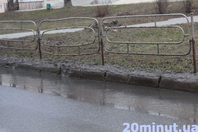 Новини Тернополя - фото з Чому вранці на Злуки утворилися фонтани і текли ріки Чому вранці на Злуки утворилися фонтани і текли ріки, фото №1 на сайті 20minut.ua