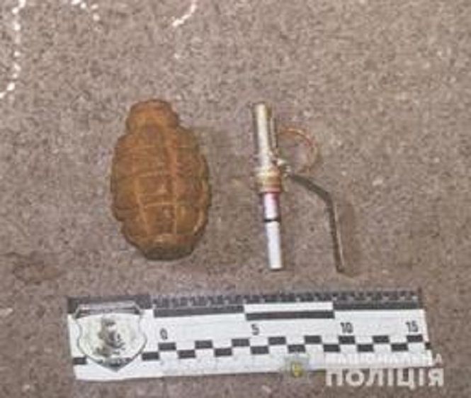 Новини Вінниці - фото з Боєприпас, як сувенір. У Вінниці поліція затримала перехожого з гранатою Боєприпас, як сувенір. У Вінниці поліція затримала перехожого з гранатою, фото №1 на сайті 20minut.ua
