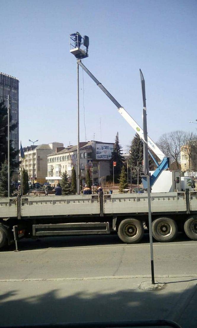 На Оводова ставлять опору, яку 11 березня повалив буревій, фото №1 на сайті 20minut.ua