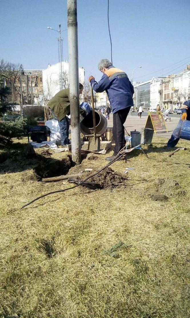 На Оводова ставлять опору, яку 11 березня повалив буревій, фото №3 на сайті 20minut.ua