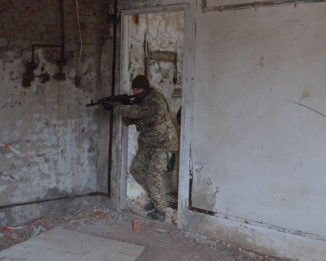 Новини Хмельницького - фото з Як хмельницькі спецпризначенці "захопили" закинуте приміщення заводу (ФОТО) Як хмельницькі спецпризначенці "захопили" закинуте приміщення заводу (ФОТО), фото №3 на сайті vsim.ua