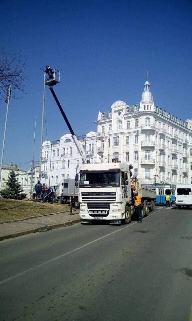 На Оводова ставлять опору, яку 11 березня повалив буревій, фото №2 на сайті 20minut.ua