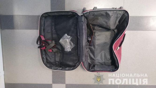 Новини Вінниці - фото з Через підозрілу валізу з «Прозорого офісу» евакуювали 120 людей Через підозрілу валізу з «Прозорого офісу» евакуювали 120 людей, фото №2 на сайті 20minut.ua