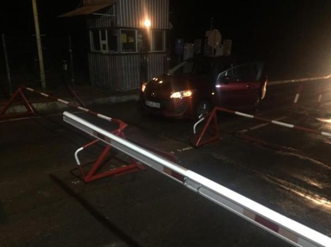 Новини Вінниці - фото з Прорив кордону. Вінничанин на «євроблясі» зніс шлагбаум та ледь не переїхав прикордонників Прорив кордону. Вінничанин на «євроблясі» зніс шлагбаум та ледь не переїхав прикордонників, фото №2 на сайті 20minut.ua