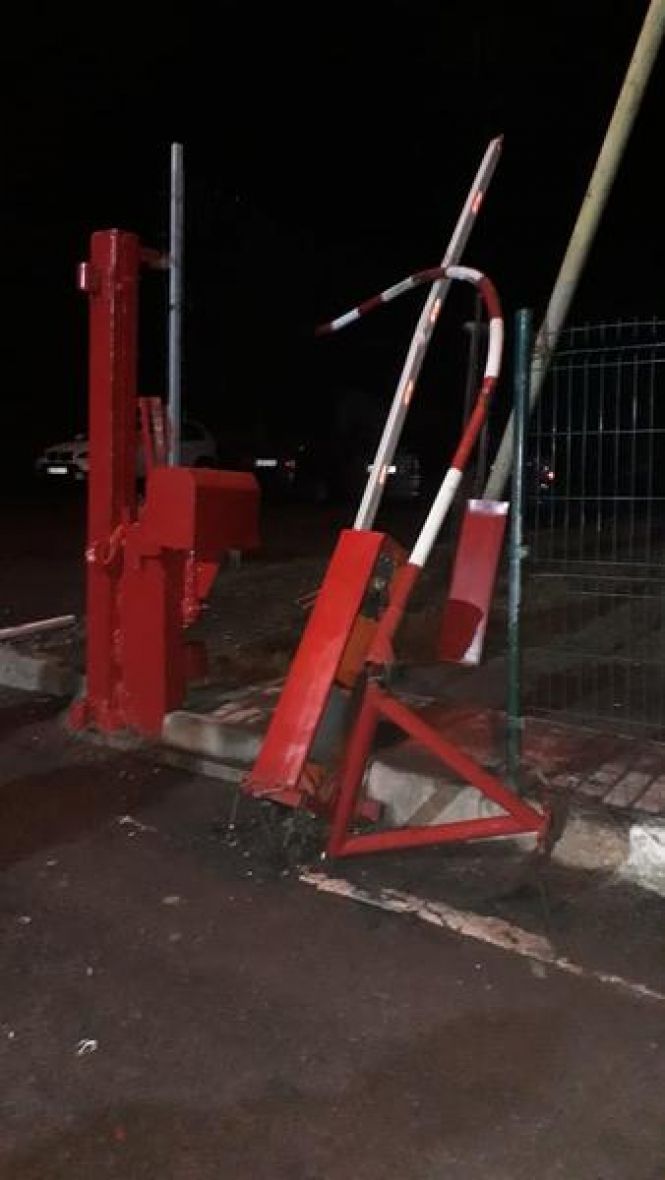 Новини Вінниці - фото з Прорив кордону. Вінничанин на «євроблясі» зніс шлагбаум та ледь не переїхав прикордонників Прорив кордону. Вінничанин на «євроблясі» зніс шлагбаум та ледь не переїхав прикордонників, фото №3 на сайті 20minut.ua