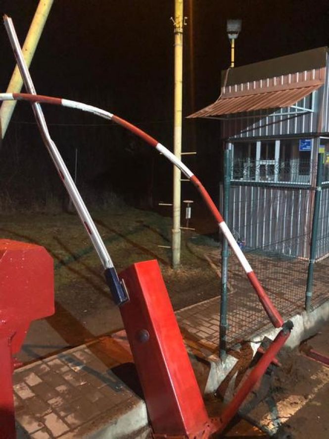 Новини Вінниці - фото з Прорив кордону. Вінничанин на «євроблясі» зніс шлагбаум та ледь не переїхав прикордонників Прорив кордону. Вінничанин на «євроблясі» зніс шлагбаум та ледь не переїхав прикордонників, фото №5 на сайті 20minut.ua