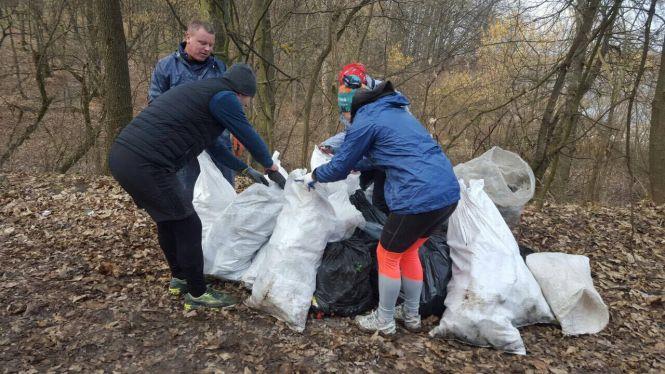 Тернополяни прибрали частину лісу в Кутківцях. Зібрали більше 70 мішків сміття, фото №2 на сайті 20minut.ua