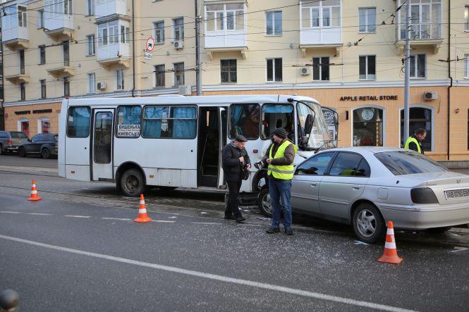 Новини Вінниці - фото з ДТП на Гагаріна. Зіткнулися маршрутка та Honda, є потерпілі ДТП на Гагаріна. Зіткнулися маршрутка та Honda, є потерпілі, фото №3 на сайті 20minut.ua