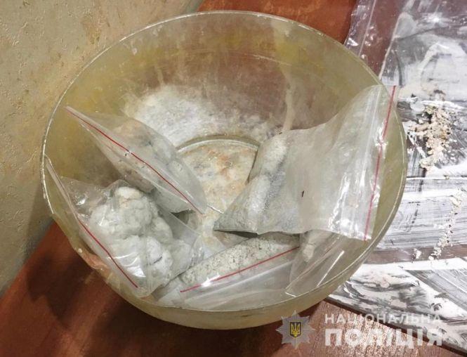 Рік під прицілом: затримали вінничан, які виготовляли та продавали наркотики, фото №3 на сайті 20minut.ua