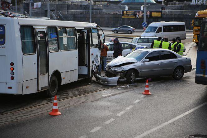 Новини Вінниці - фото з ДТП на Гагаріна. Зіткнулися маршрутка та Honda, є потерпілі ДТП на Гагаріна. Зіткнулися маршрутка та Honda, є потерпілі, фото №4 на сайті 20minut.ua