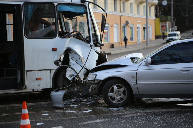Новини Вінниці - фото з ДТП на Гагаріна. Зіткнулися маршрутка та Honda, є потерпілі ДТП на Гагаріна. Зіткнулися маршрутка та Honda, є потерпілі, фото №1 на сайті 20minut.ua