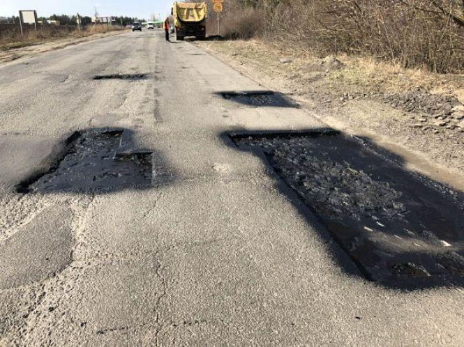 Дорожники взялися за ями на трасах Хмельниччини. Скільки уже  залатали?, фото №1 на сайті vsim.ua