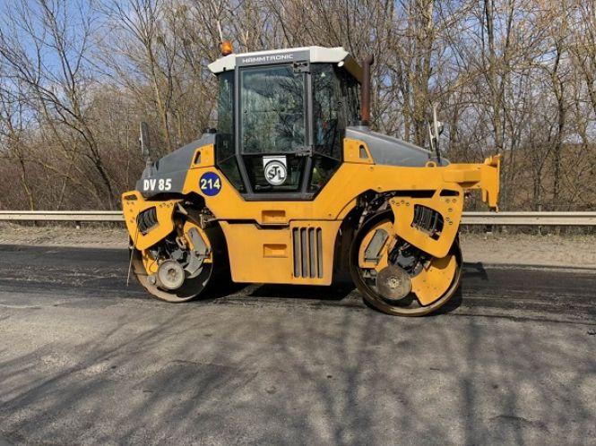 Дорожники взялися за ями на трасах Хмельниччини. Скільки уже  залатали?, фото №3 на сайті vsim.ua