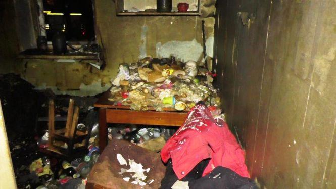 У висотці на проспекті Миру горіла вщент захаращена сміттям квартира, фото №2 на сайті 20minut.ua
