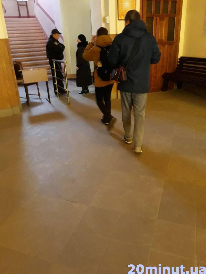 Новини Тернополя - фото з Охорона для “краси”: чому в тернопільські школи пускають сторонніх. Ексклюзив "20 хвилин" Охорона для “краси”: чому в тернопільські школи пускають сторонніх. Ексклюзив "20 хвилин", фото №1 на сайті 20minut.ua