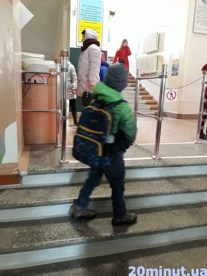 Новини Тернополя - фото з Охорона для “краси”: чому в тернопільські школи пускають сторонніх. Ексклюзив "20 хвилин" Охорона для “краси”: чому в тернопільські школи пускають сторонніх. Ексклюзив "20 хвилин", фото №2 на сайті 20minut.ua