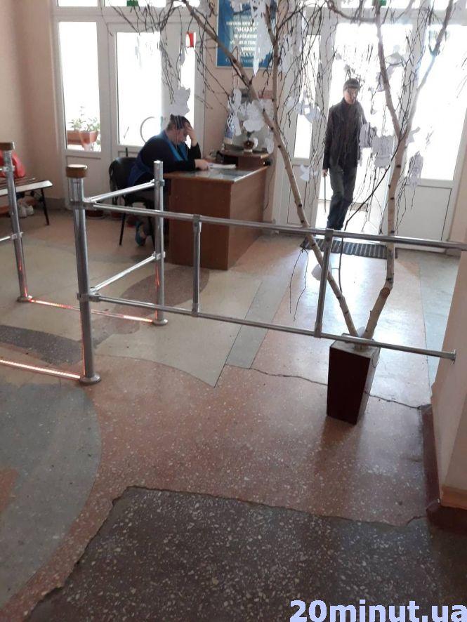 Новини Тернополя - фото з Охорона для “краси”: чому в тернопільські школи пускають сторонніх. Ексклюзив "20 хвилин" Охорона для “краси”: чому в тернопільські школи пускають сторонніх. Ексклюзив "20 хвилин", фото №4 на сайті 20minut.ua