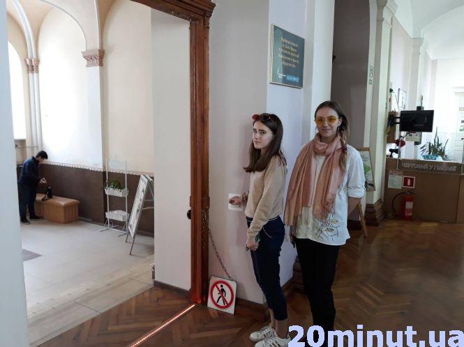 Новини Тернополя - фото з Охорона для “краси”: чому в тернопільські школи пускають сторонніх. Ексклюзив "20 хвилин" Охорона для “краси”: чому в тернопільські школи пускають сторонніх. Ексклюзив "20 хвилин", фото №5 на сайті 20minut.ua