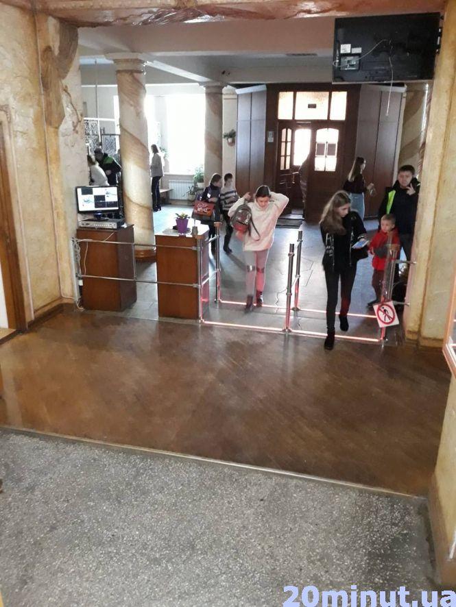 Новини Тернополя - фото з Охорона для “краси”: чому в тернопільські школи пускають сторонніх. Ексклюзив "20 хвилин" Охорона для “краси”: чому в тернопільські школи пускають сторонніх. Ексклюзив "20 хвилин", фото №3 на сайті 20minut.ua