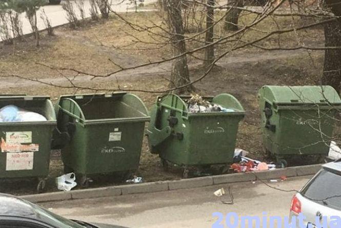 "Перед вікнами літають пакети", - на Симоненка непорозуміння через сміттєві контейнери, фото №1 на сайті 20minut.ua