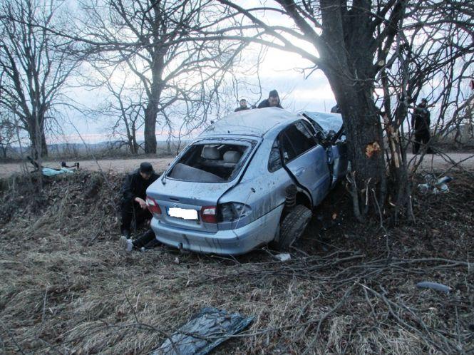Новини Житомира - фото з ДТП у Пулинському районі: водій загинув, пасажира довелося вивільняти з понівеченого авто рятувальникам ДТП у Пулинському районі: водій загинув, пасажира довелося вивільняти з понівеченого авто рятувальникам, фото №2 на сайті 20minut.ua