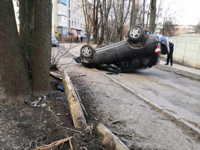 Перекинуте авто та збитий візок з немовлям: хроніка ДТП у Хмельницькому, фото №1 на сайті vsim.ua