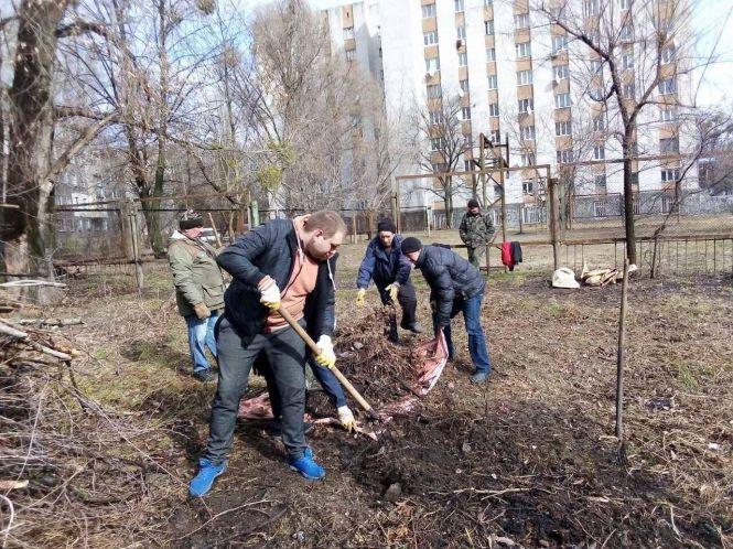 Новини Житомира - фото з У житомирських ОСББ уже розпочали весняну толоку У житомирських ОСББ уже розпочали весняну толоку, фото №1 на сайті 20minut.ua