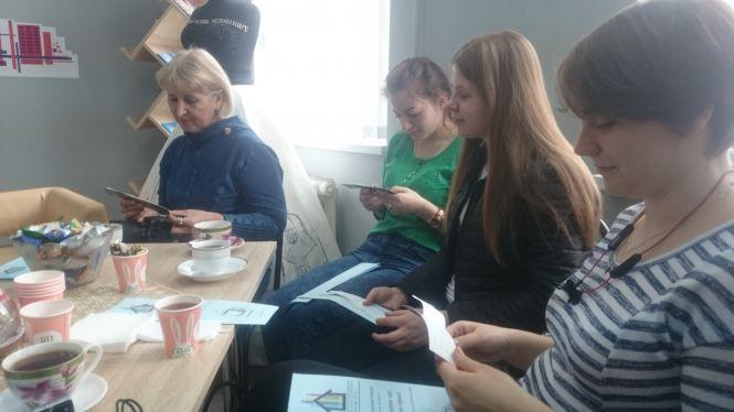 Новини Тернополя - фото з Поетеса Оксана Жук пригощала тернополян «ліричними десертами» і чаєм Поетеса Оксана Жук пригощала тернополян «ліричними десертами» і чаєм, фото №2 на сайті 20minut.ua