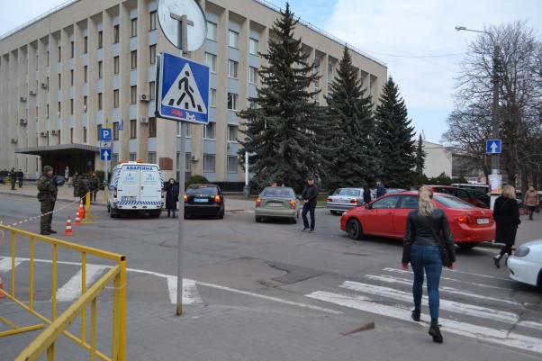 Перекрили рух та огородили майдан: як у Хмельницькому готуються до приїзду Порошенка, фото №4 на сайті vsim.ua