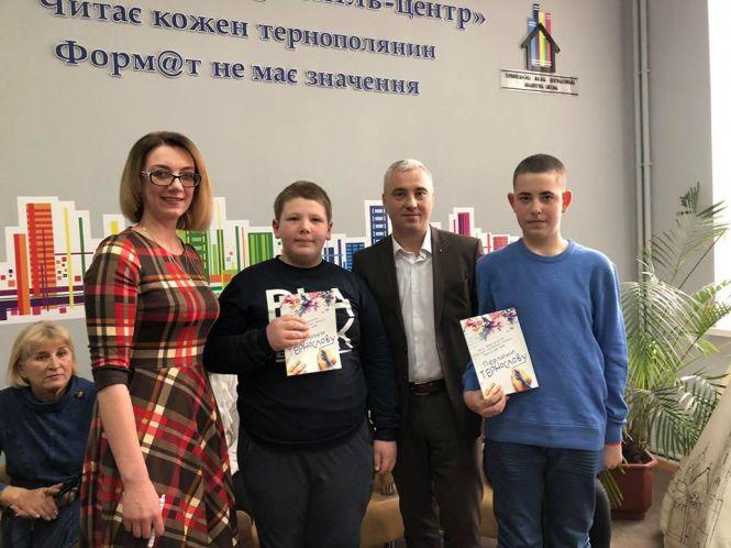 Новини Тернополя - фото з Переможці конкурсу «ТЕРНОслов-2018» підписали свою першу збірку Переможці конкурсу «ТЕРНОслов-2018» підписали свою першу збірку, фото №2 на сайті 20minut.ua