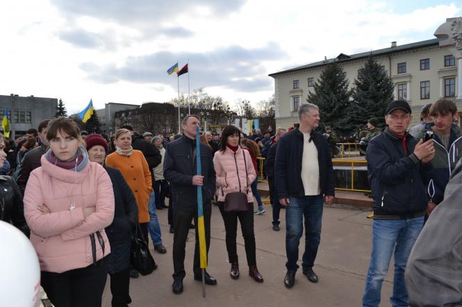 Новини Хмельницького - фото з «Все, як завжди, — зігнали»: яким був виступ Петра Порошенка у Хмельницькому (ФОТО) «Все, як завжди, — зігнали»: яким був виступ Петра Порошенка у Хмельницькому (ФОТО), фото №9 на сайті vsim.ua