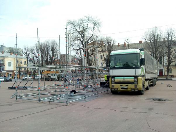 Перекрили рух та огородили майдан: як у Хмельницькому готуються до приїзду Порошенка, фото №2 на сайті vsim.ua