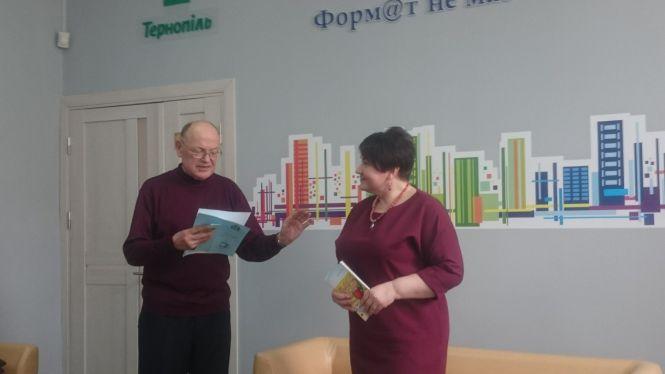 Новини Тернополя - фото з Поетеса Оксана Жук пригощала тернополян «ліричними десертами» і чаєм Поетеса Оксана Жук пригощала тернополян «ліричними десертами» і чаєм, фото №3 на сайті 20minut.ua