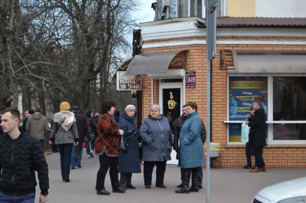 Перекрили рух та огородили майдан: як у Хмельницькому готуються до приїзду Порошенка, фото №9 на сайті vsim.ua