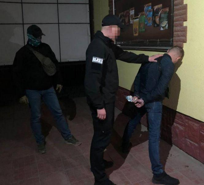 На Хмельниччині поліцейські "погоріли" на хабарі у 1000 доларів США, фото №1 на сайті vsim.ua