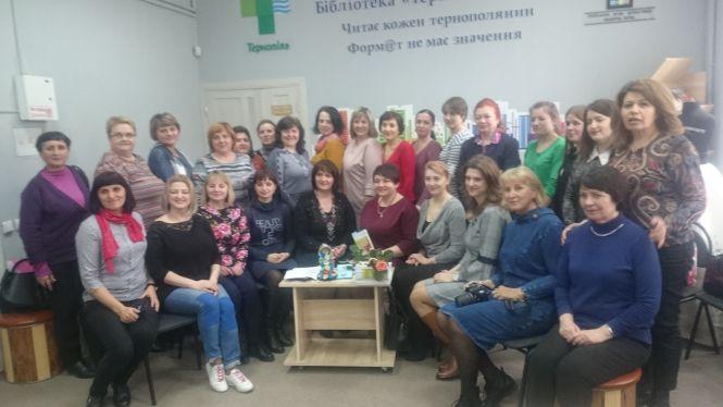 Новини Тернополя - фото з Поетеса Оксана Жук пригощала тернополян «ліричними десертами» і чаєм Поетеса Оксана Жук пригощала тернополян «ліричними десертами» і чаєм, фото №6 на сайті 20minut.ua