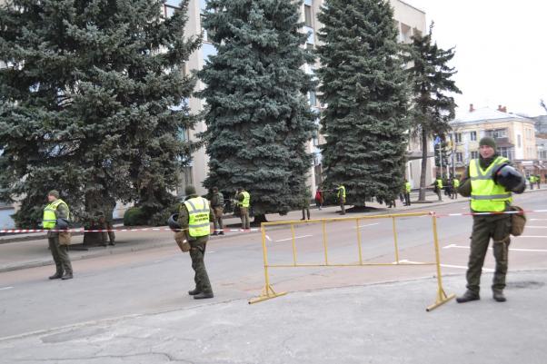 Перекрили рух та огородили майдан: як у Хмельницькому готуються до приїзду Порошенка, фото №3 на сайті vsim.ua