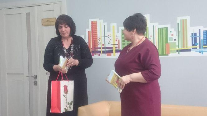 Новини Тернополя - фото з Поетеса Оксана Жук пригощала тернополян «ліричними десертами» і чаєм Поетеса Оксана Жук пригощала тернополян «ліричними десертами» і чаєм, фото №4 на сайті 20minut.ua