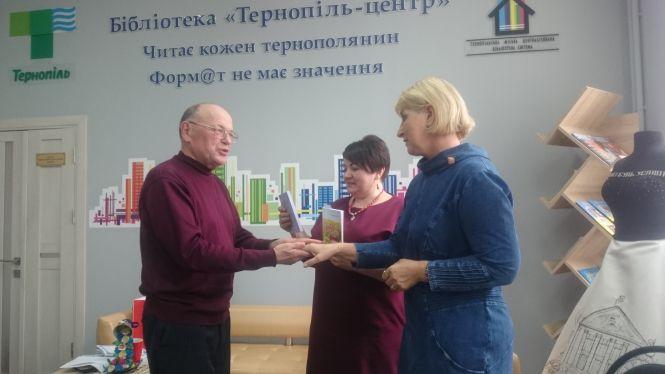 Новини Тернополя - фото з Поетеса Оксана Жук пригощала тернополян «ліричними десертами» і чаєм Поетеса Оксана Жук пригощала тернополян «ліричними десертами» і чаєм, фото №5 на сайті 20minut.ua