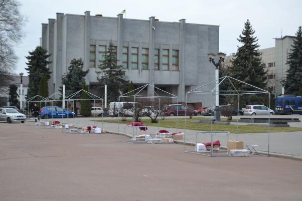 Новини Хмельницького - фото з Перекрили рух та огородили майдан: як у Хмельницькому готуються до приїзду Порошенка Перекрили рух та огородили майдан: як у Хмельницькому готуються до приїзду Порошенка, фото №6 на сайті vsim.ua