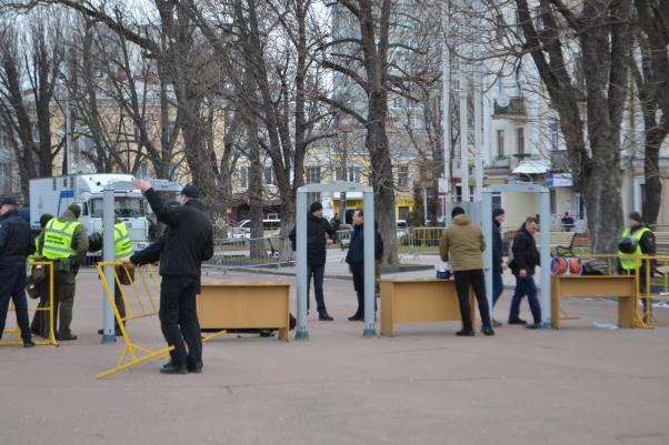 Новини Хмельницького - фото з Перекрили рух та огородили майдан: як у Хмельницькому готуються до приїзду Порошенка Перекрили рух та огородили майдан: як у Хмельницькому готуються до приїзду Порошенка, фото №10 на сайті vsim.ua